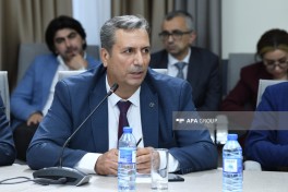 Uşaqların zərərli informasiyadan qorunması ilə bağlı hüquqi akt layihəsi müzakirə olunub - FOTO 