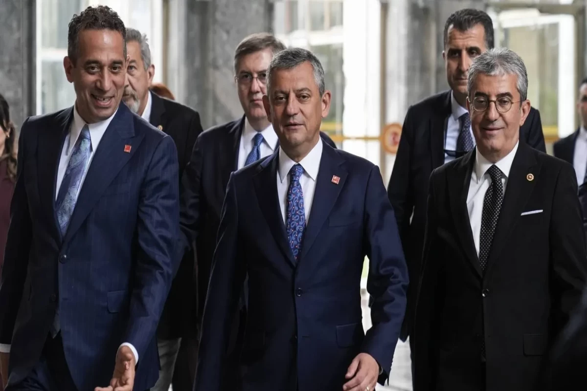 Özgür Özel və komandası CHP-də qurultaya getmək üçün partiya məclisindən istefa verib