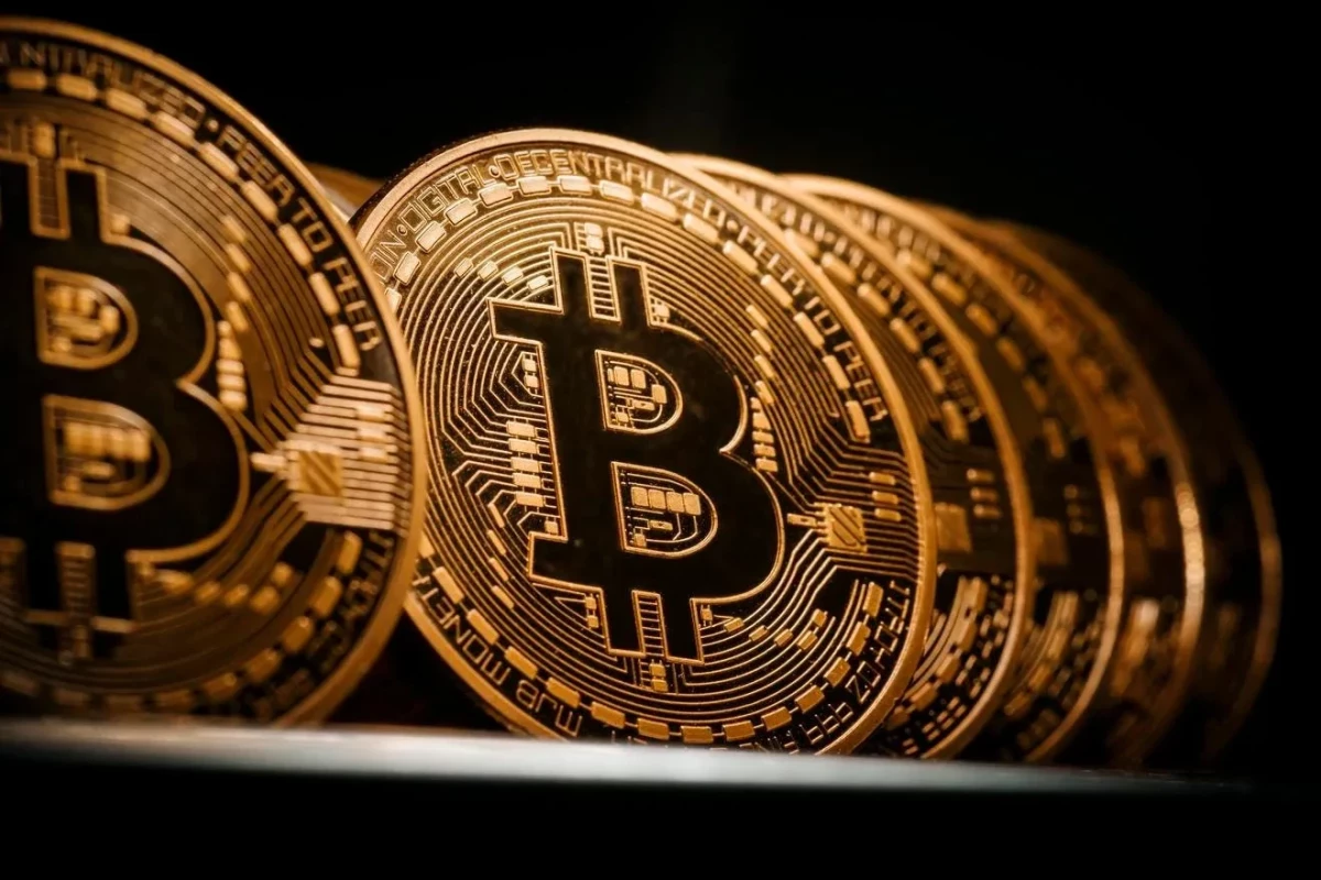 Kriptobirja yüksəlişdə: "Bitcoin"in qiyməti 63 min dolları ötüb