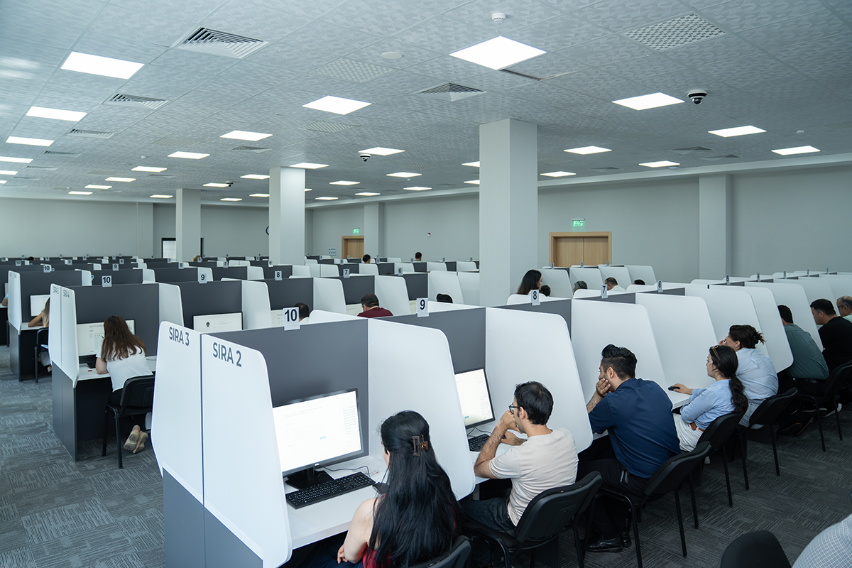 Xüsusi icra məmuru fəaliyyəti ilə məşğul olmaq istəyənlərlə test imtahanı keçirilib - <span class="red_color">FOTO