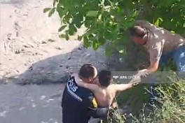 Qusar sakini çayda boğulub, nəvəsini polis xilas edib