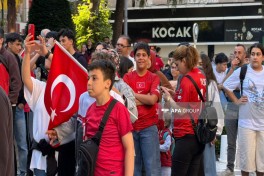 Türkiyə millisinin oyununu izləmək üçün minlərlə azarkeş küçələrə toplaşıb - FOTO 