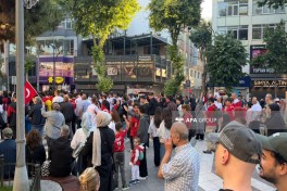Türkiyə millisinin oyununu izləmək üçün minlərlə azarkeş küçələrə toplaşıb - FOTO 