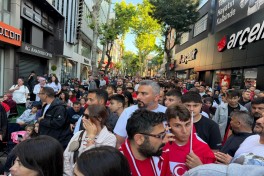 Türkiyə millisinin oyununu izləmək üçün minlərlə azarkeş küçələrə toplaşıb - FOTO 