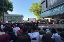 Türkiyə millisinin oyununu izləmək üçün minlərlə azarkeş küçələrə toplaşıb - FOTO 