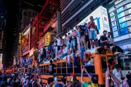 Nyu-Yorkda çempionluq sevinci faciə ilə nəticələnib, Tayms meydanında yeniyetmə güllələnib  - FOTOLENT 