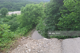 Qubada yolda asfalt örtüyünün çökməsi ilə bağlı tədbirlər görülür- FOTO  - YENİLƏNİB 