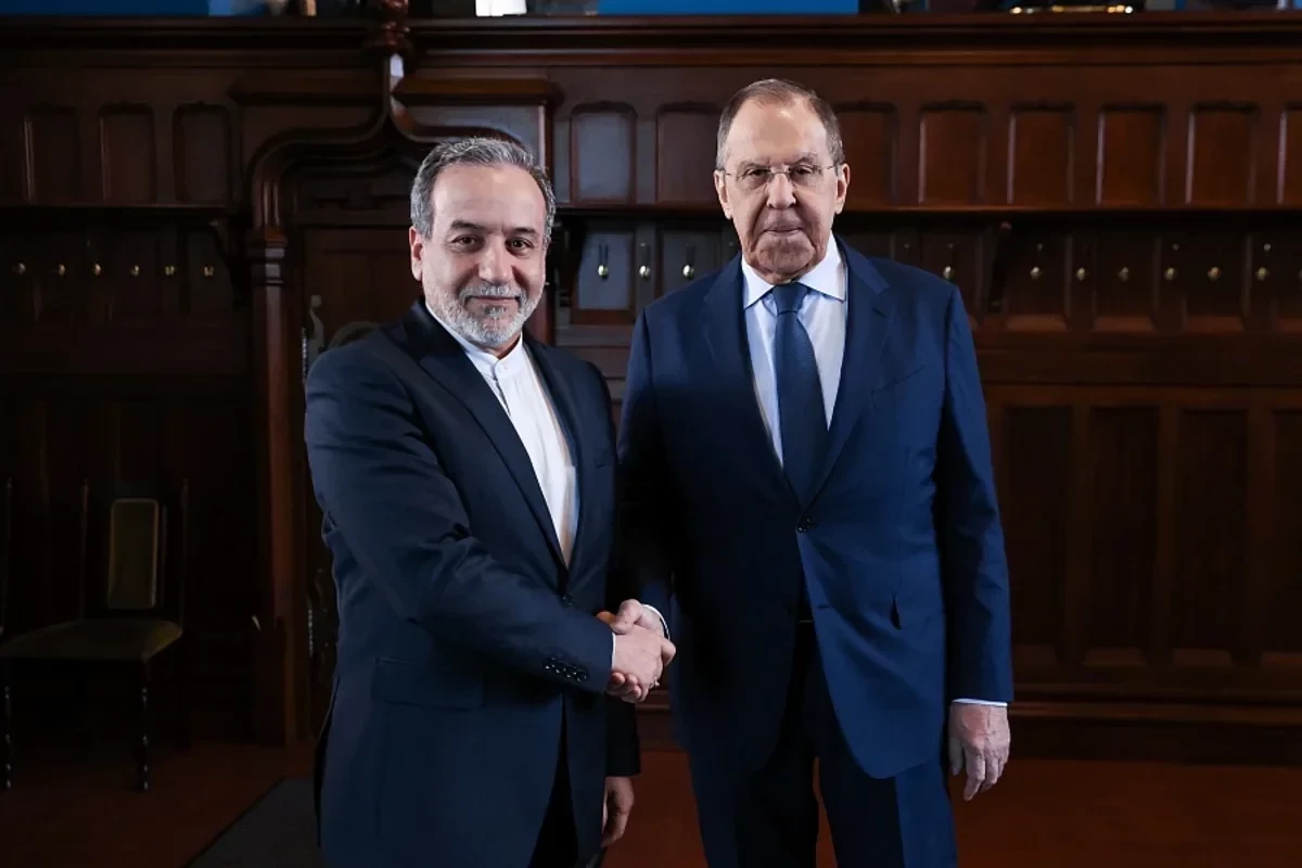 Iranian, Russian FMs hold phone talks