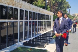 ABŞ Konqresinin nümayəndə heyəti Şəhidlər xiyabanını ziyarət edib