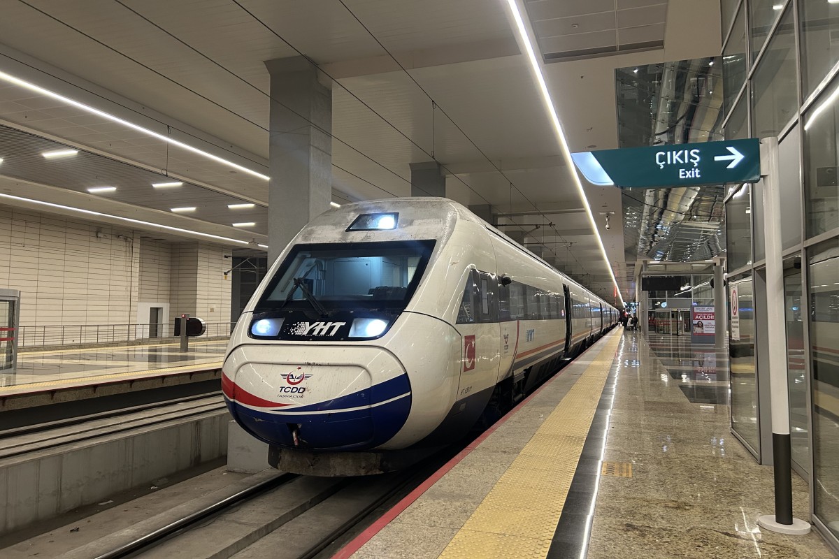 İstanbulda hava limanına gedən metro qatarı relsdən çıxıb