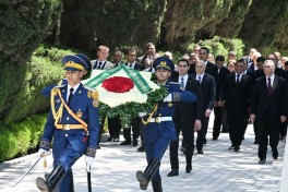 Sərdar Berdiməhəmmədov Ümumilli Lider Heydər Əliyevin məzarını ziyarət edib