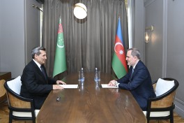 Ceyhun Bayramov türkmənistanlı həmkarı ilə iki ölkə arasındakı mövcud vəziyyəti müzakirə edib