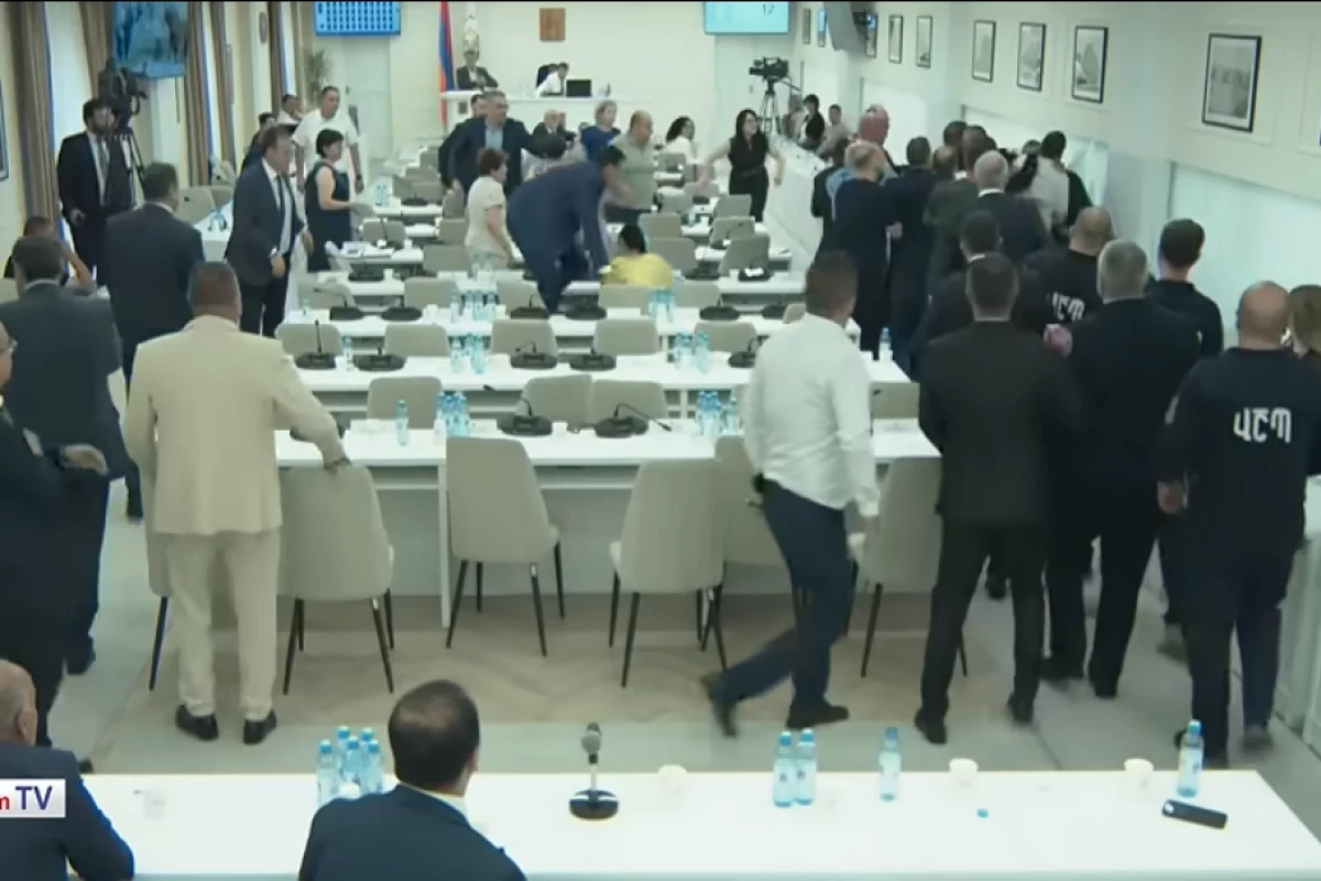 Fight occurs at Yerevan city council session - <span class="red_color">VIDEO
