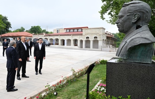 Prezidentlər İlham Əliyev və Sərdar Berdiməhəmmədov Şuşada işğal dövründə güllələnmiş büstlərə baxıblar
