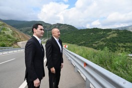 Azərbaycan və Türkmənistan prezidentləri Şuşanın Daşaltı kəndinin fonunda şəkil çəkdiriblər