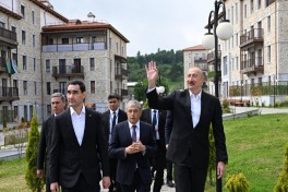 Azərbaycan və Türkmənistan prezidentləri Şuşada inşa edilmiş birinci yaşayış kompleksində olublar