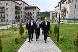 Azərbaycan və Türkmənistan prezidentləri Şuşada inşa edilmiş birinci yaşayış kompleksində olublar