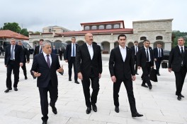 Prezidentlər İlham Əliyev və Sərdar Berdiməhəmmədov Şuşada işğal dövründə güllələnmiş büstlərə baxıblar