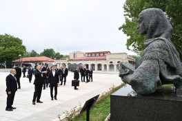 Prezidentlər İlham Əliyev və Sərdar Berdiməhəmmədov Şuşada işğal dövründə güllələnmiş büstlərə baxıblar