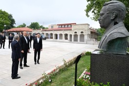 Prezidentlər İlham Əliyev və Sərdar Berdiməhəmmədov Şuşada işğal dövründə güllələnmiş büstlərə baxıblar