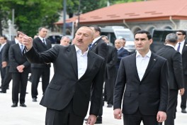 Prezidentlər İlham Əliyev və Sərdar Berdiməhəmmədov Şuşada işğal dövründə güllələnmiş büstlərə baxıblar