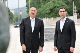 Prezidentlər İlham Əliyev və Sərdar Berdiməhəmmədov Şuşada işğal dövründə güllələnmiş büstlərə baxıblar