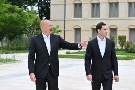 Prezidentlər İlham Əliyev və Sərdar Berdiməhəmmədov Şuşada işğal dövründə güllələnmiş büstlərə baxıblar