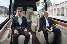 Prezidentlər İlham Əliyev və Sərdar Berdiməhəmmədov Şuşada işğal dövründə güllələnmiş büstlərə baxıblar