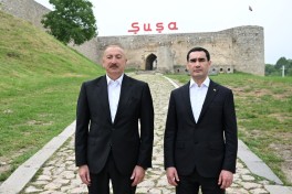 Prezidentlər İlham Əliyev və Sərdar Berdiməhəmmədov Şuşada işğal dövründə güllələnmiş büstlərə baxıblar
