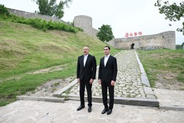 Prezidentlər İlham Əliyev və Sərdar Berdiməhəmmədov Şuşada işğal dövründə güllələnmiş büstlərə baxıblar