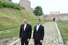 Prezidentlər İlham Əliyev və Sərdar Berdiməhəmmədov Şuşada işğal dövründə güllələnmiş büstlərə baxıblar
