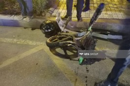 Gəncədə minik avtomobili ilə moped toqquşub, sürücü ölüb - FOTO 
