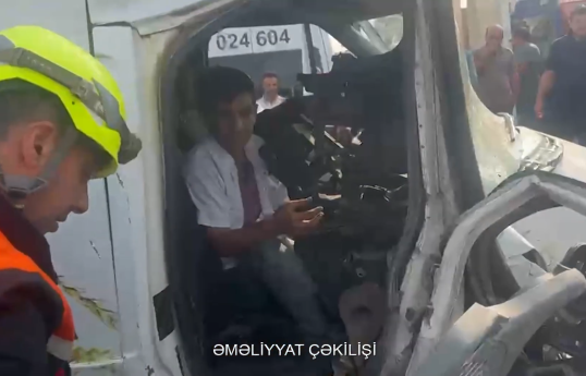 Bakıda avtomobil səkiyə çırpılıb, xəsarət alan var- VİDEO 
