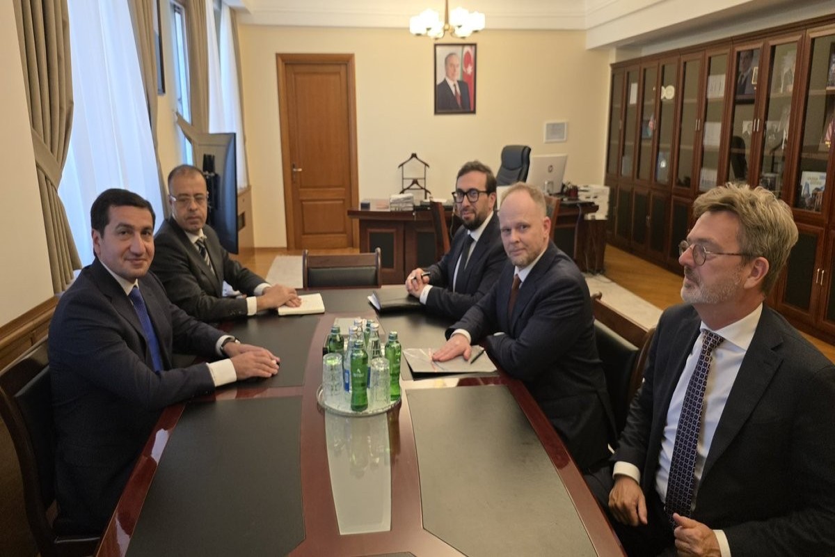 Hikmət Hacıyev Baş katibin xüsusi nümayəndəsi ilə Azərbaycan–NATO tərəfdaşlığını müzakirə edib