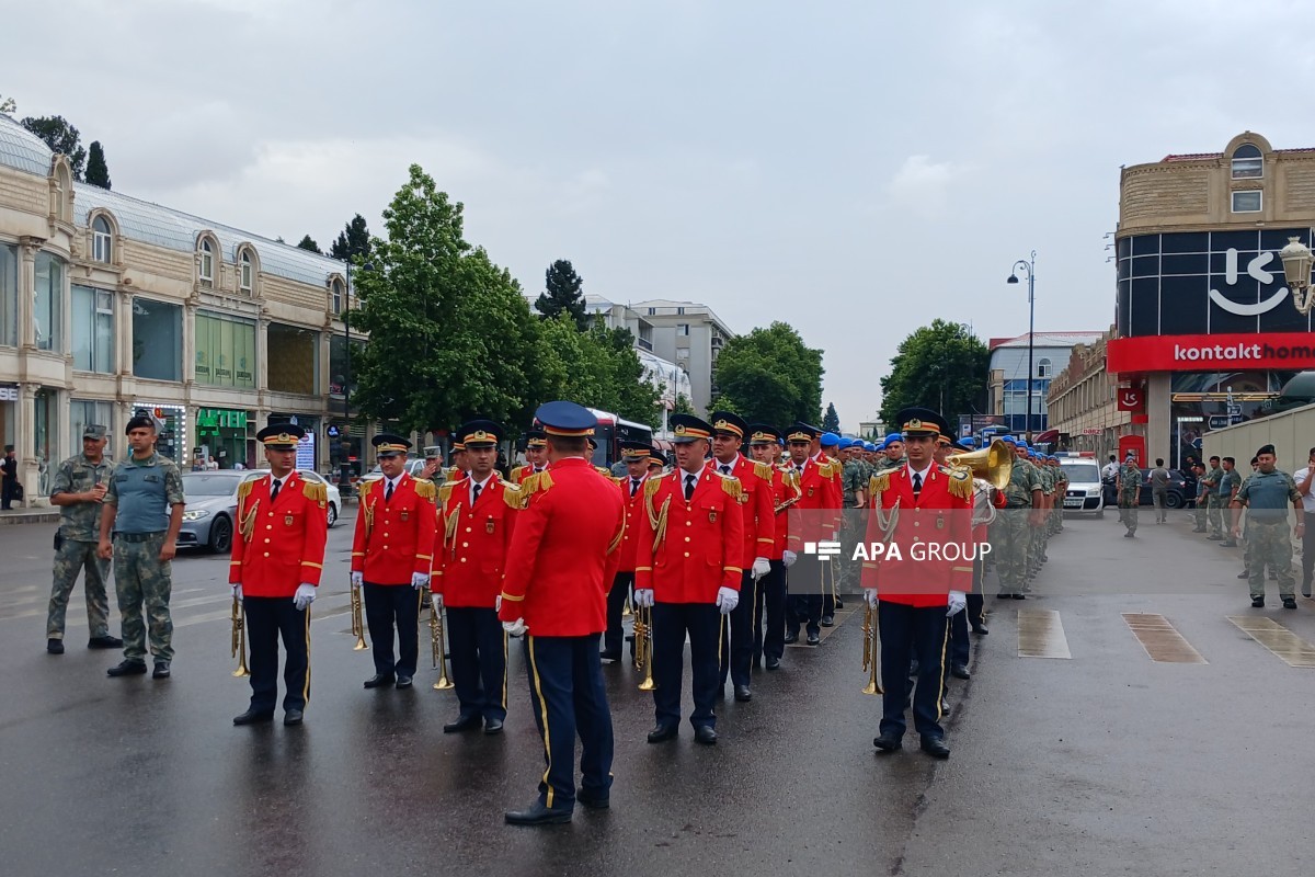 Gəncədə hərbi orkestrlərin müşayiəti ilə yürüş başlayıb - <span class="red_color">FOTO
