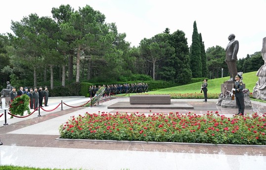 MN-in rəhbər heyəti Fəxri Xiyaban, Zəfər parkı və Hərbi Memorial Məzarlığı ziyarət edib