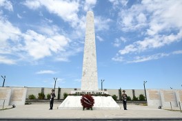 MN-in rəhbər heyəti Fəxri Xiyaban, Zəfər parkı və Hərbi Memorial Məzarlığı ziyarət edib