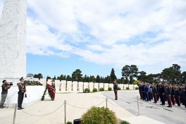 MN-in rəhbər heyəti Fəxri Xiyaban, Zəfər parkı və Hərbi Memorial Məzarlığı ziyarət edib