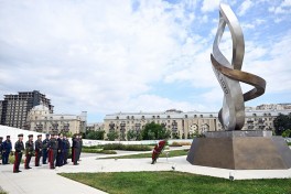 MN-in rəhbər heyəti Fəxri Xiyaban, Zəfər parkı və Hərbi Memorial Məzarlığı ziyarət edib