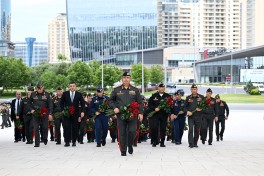MN-in rəhbər heyəti Fəxri Xiyaban, Zəfər parkı və Hərbi Memorial Məzarlığı ziyarət edib