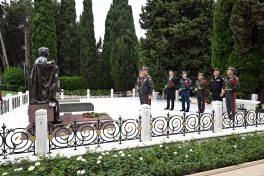 MN-in rəhbər heyəti Fəxri Xiyaban, Zəfər parkı və Hərbi Memorial Məzarlığı ziyarət edib
