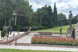 MN-in rəhbər heyəti Fəxri Xiyaban, Zəfər parkı və Hərbi Memorial Məzarlığı ziyarət edib