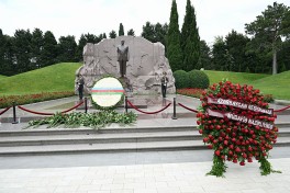 MN-in rəhbər heyəti Fəxri Xiyaban, Zəfər parkı və Hərbi Memorial Məzarlığı ziyarət edib