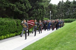 MN-in rəhbər heyəti Fəxri Xiyaban, Zəfər parkı və Hərbi Memorial Məzarlığı ziyarət edib