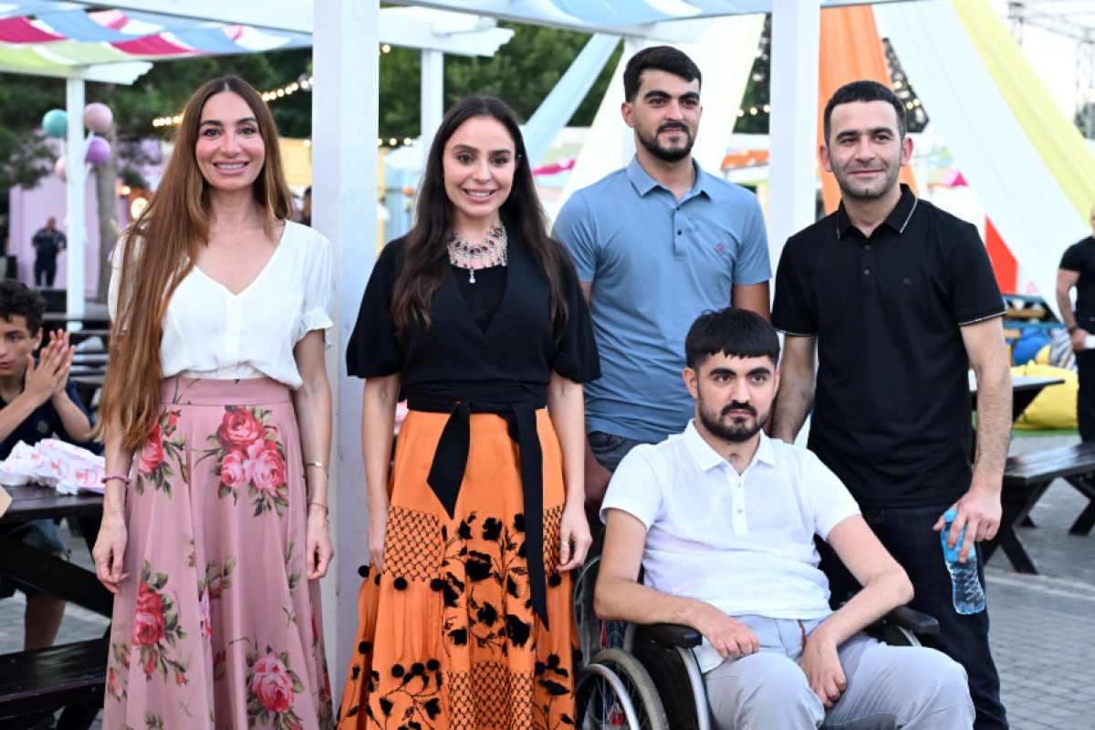 Leyla Əliyeva və Arzu Əliyeva “CandyFest” yay festivalını ziyarət edib və “Sehrli mirvari” su sirki şousunu izləyiblər - <span class="red_color">FOTO