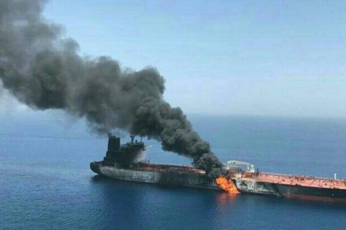 В Ормузском проливе поражен танкер