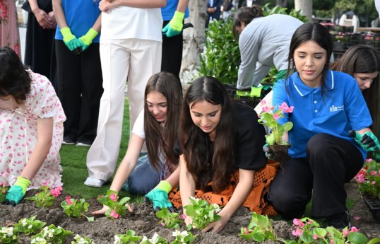 Leyla Əliyeva və Arzu Əliyeva Bakı Bulvarında mövsümi güllərin əkilməsi aksiyasında iştirak ediblər - FOTO 