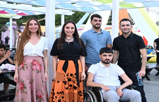 Leyla Əliyeva və Arzu Əliyeva “CandyFest” yay festivalını ziyarət edib və “Sehrli mirvari” su sirki şousunu izləyiblər