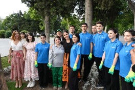 Leyla Əliyeva və Arzu Əliyeva Bakı Bulvarında mövsümi güllərin əkilməsi aksiyasında iştirak ediblər - FOTO 