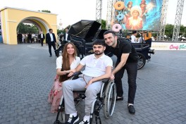 Leyla Əliyeva və Arzu Əliyeva “CandyFest” yay festivalını ziyarət edib və “Sehrli mirvari” su sirki şousunu izləyiblər - FOTO 